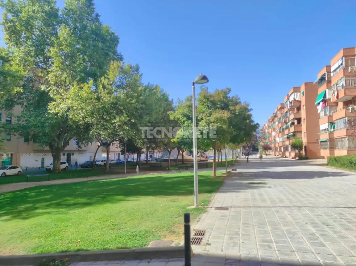 Vista exterior de Garatge en venda en Guadalajara