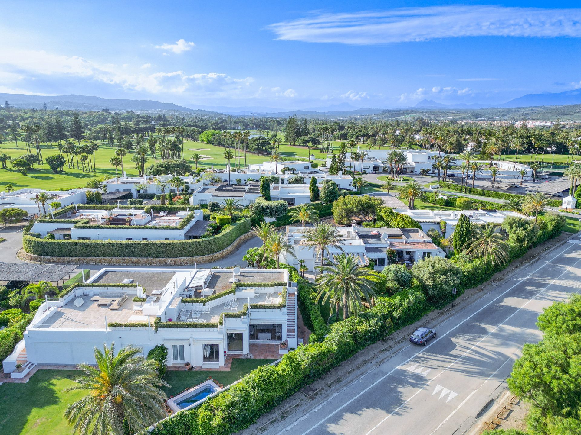 Vista exterior de Casa o xalet en venda en Sotogrande amb Aire condicionat, Calefacció i Jardí privat