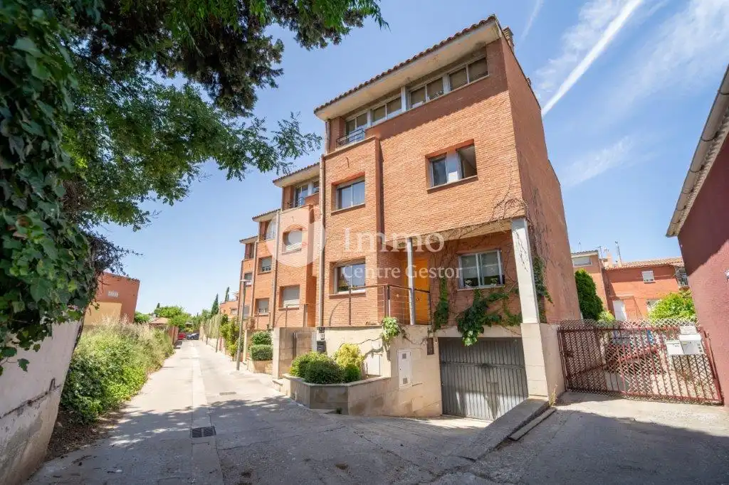 Außenansicht von Einfamilien-Reihenhaus zum Verkauf in Lleida mit Klimaanlage, Heizung und Privatgarten