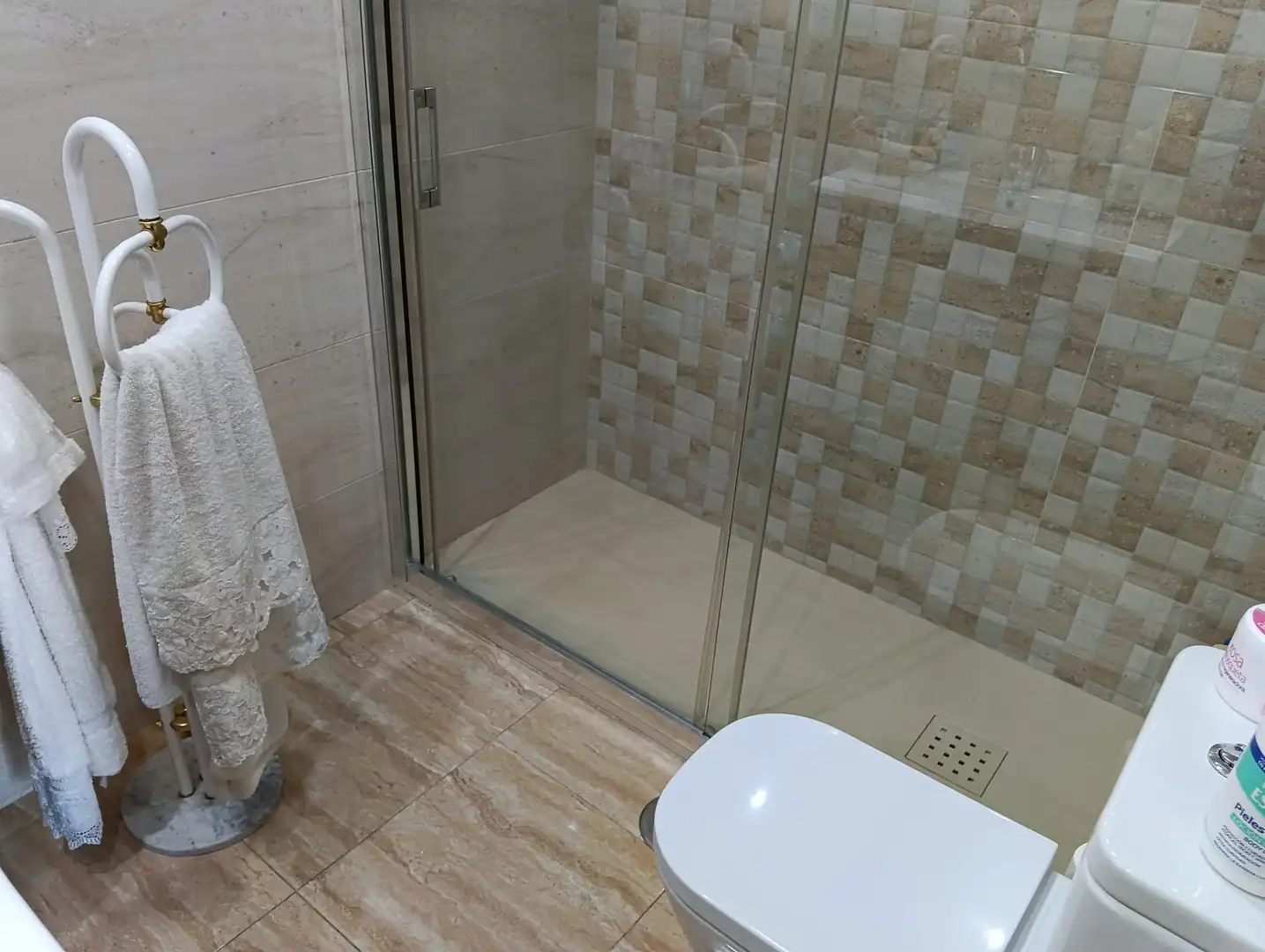 Bathroom of Flat for sale in Sevilla  with Air Conditioner, Terrace and Balcony