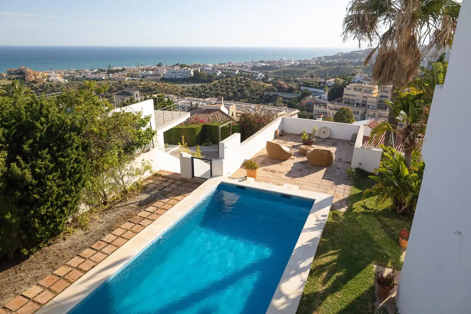 Vista exterior de Casa o xalet en venda en Rincón de la Victoria amb Aire condicionat, Jardí privat i Terrassa