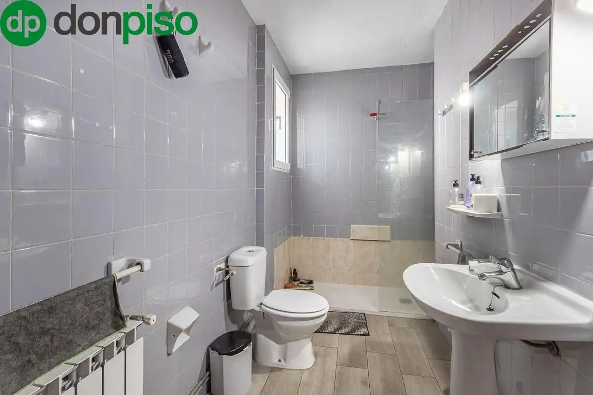 Bathroom of Flat for sale in Granada  with Heating and Balcony