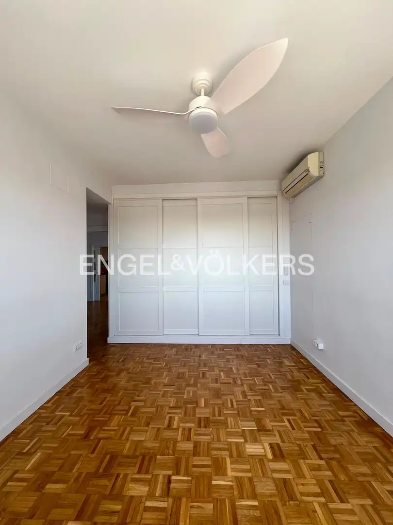 Bedroom of Flat for rent in Madrid  with Air Conditioner, Heating and Parquet flooring