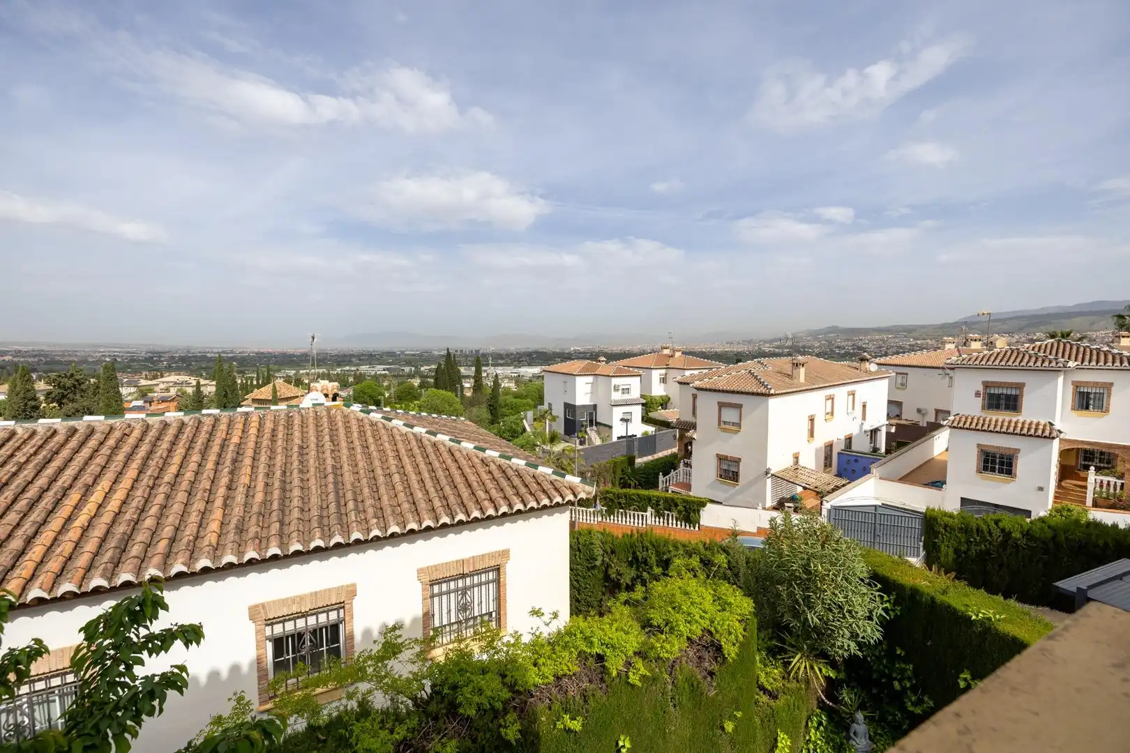 Vista exterior de Casa adosada en venda en La Zubia amb Calefacció, Terrassa i Traster