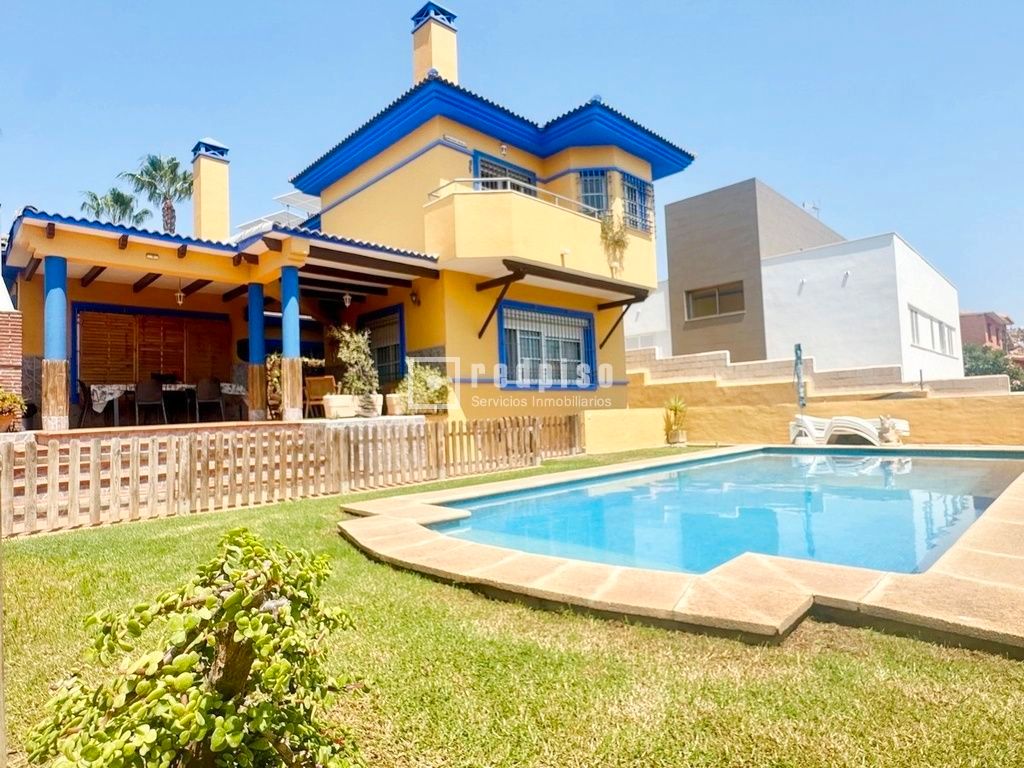 Vista exterior de Casa o xalet en venda en Rincón de la Victoria amb Aire condicionat, Terrassa i Traster