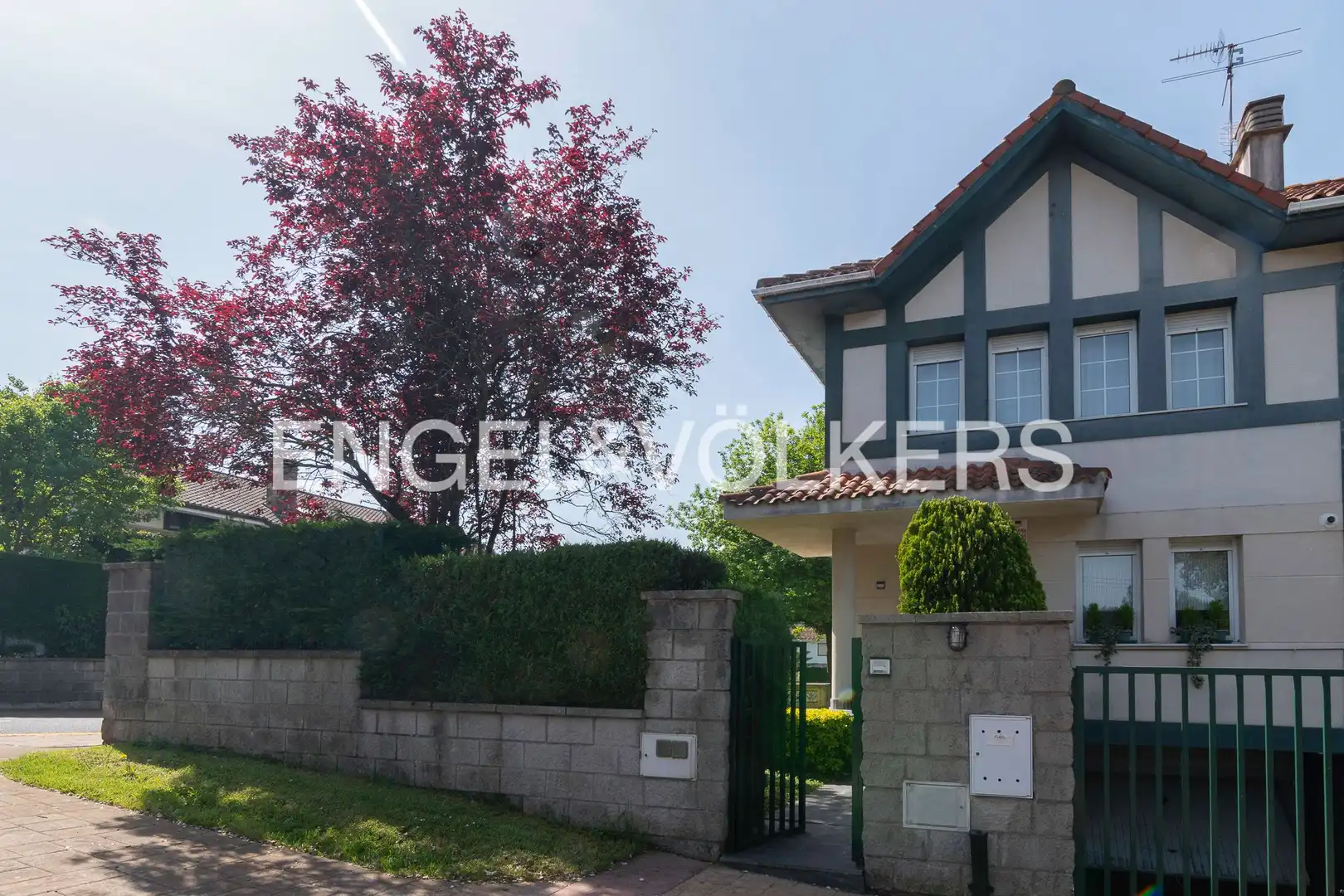 Außenansicht von Einfamilien-Reihenhaus zum Verkauf in Gamiz-Fika mit Heizung, Privatgarten und Terrasse
