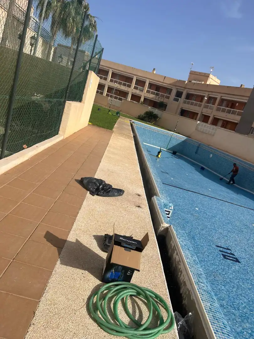 Piscina de Pis en venda en Roquetas de Mar amb Aire condicionat, Jardí privat i Terrassa