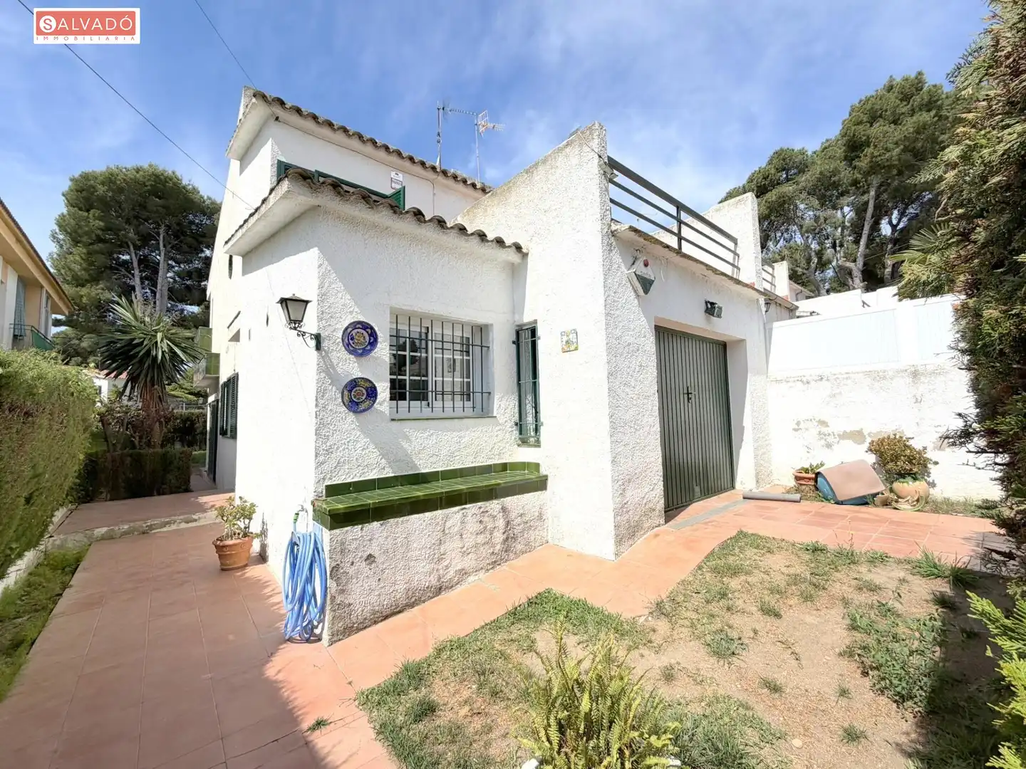 Vista exterior de Casa adosada en venda en Calafell amb Jardí privat, Terrassa i Balcó