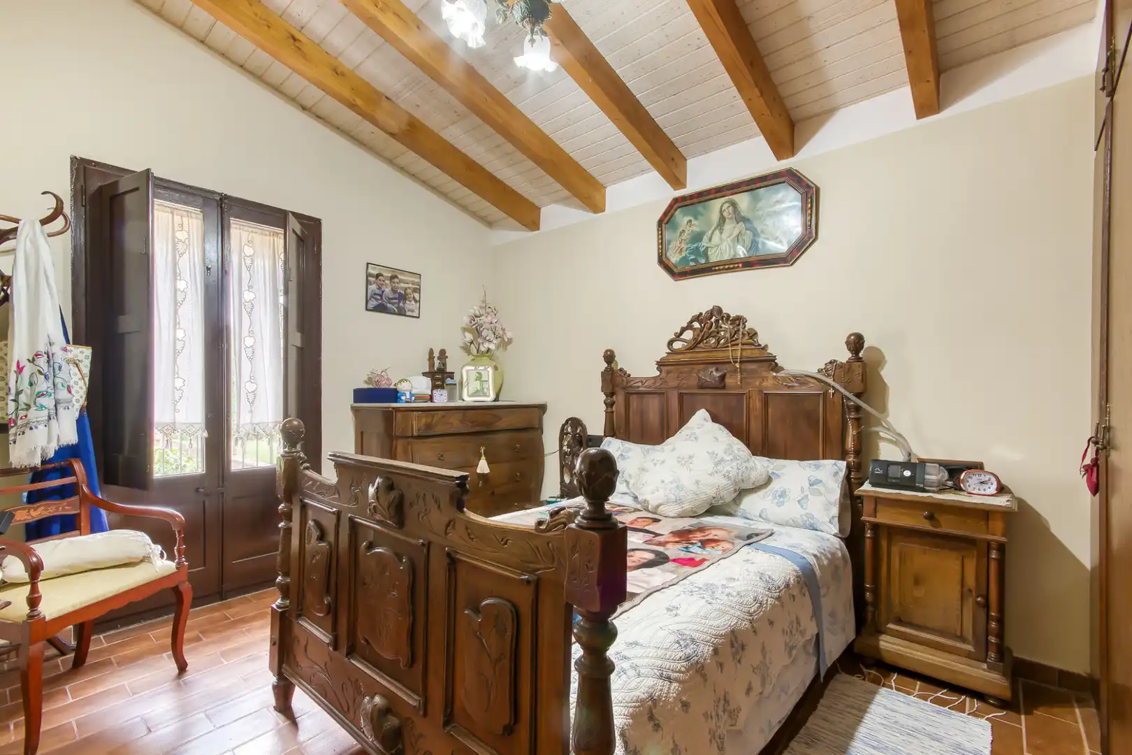 Schlafzimmer von Country house zum Verkauf in Sant Joan Les Fonts mit Klimaanlage, Heizung und Privatgarten
