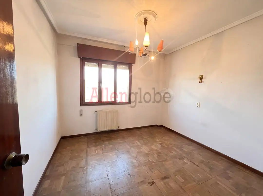 Habitación de Piso en venta en Oviedo  con Calefacción y Trastero