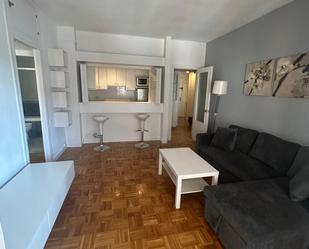 Sala d'estar de Apartament de lloguer en  Madrid Capital amb Aire condicionat, Terrassa i Moblat