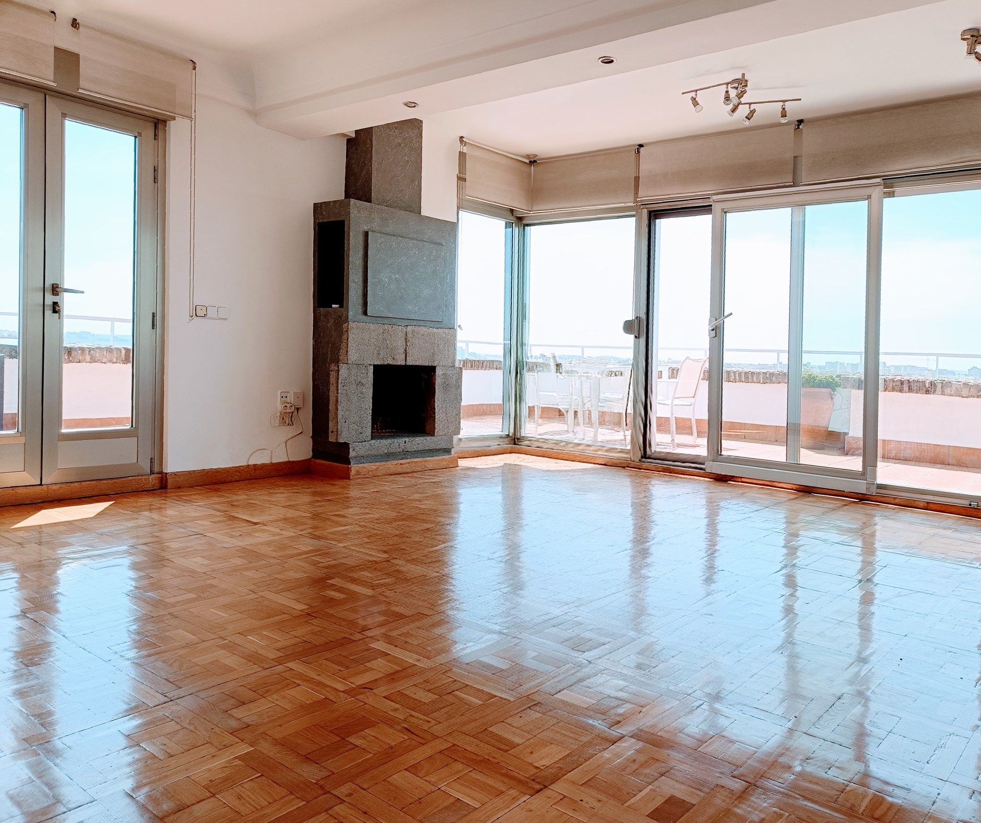 Living room of Flat to rent in  Madrid Capital  with Air Conditioner, Heating and Terrace