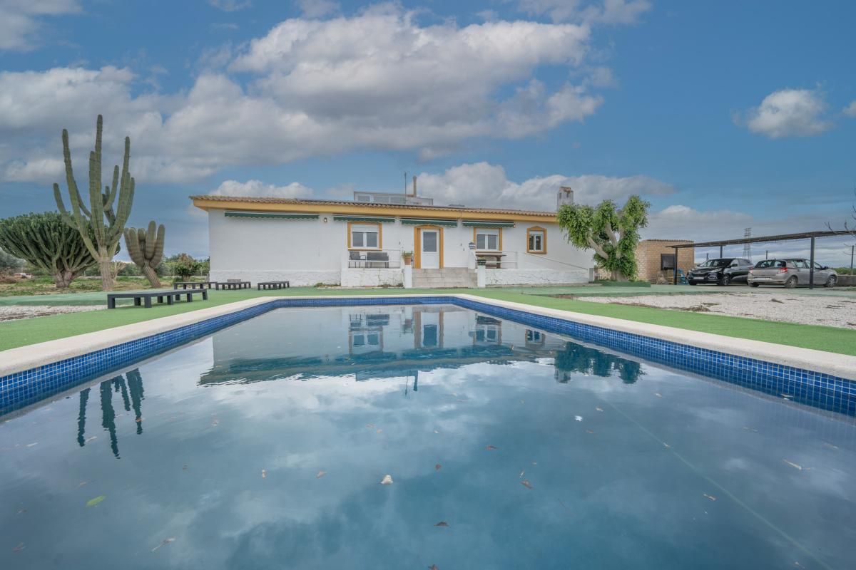 Piscina de Casa o xalet en venda en San Miguel de Salinas amb Aire condicionat, Calefacció i Jardí privat
