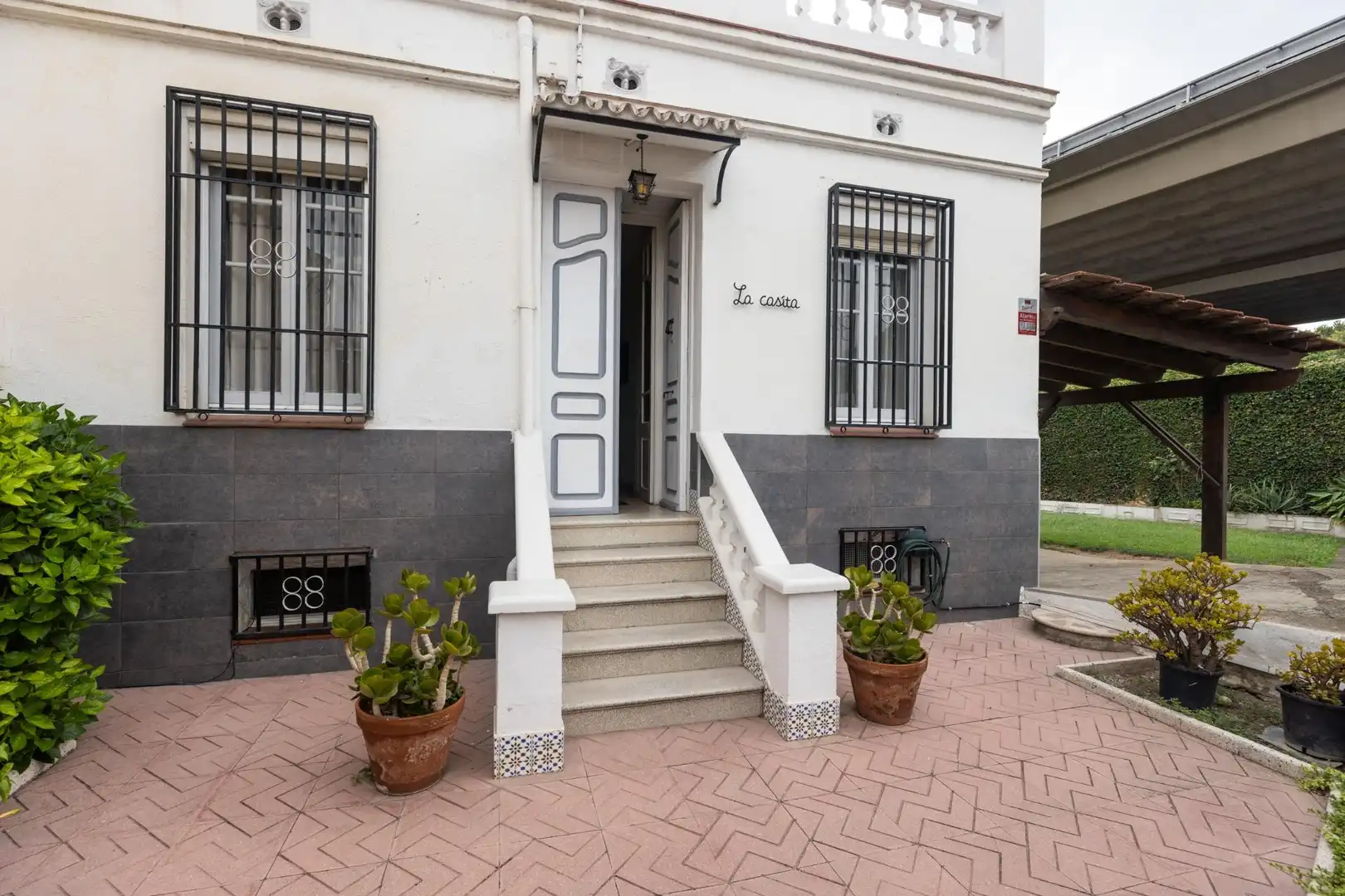 Vista exterior de Casa o xalet en venda en Montcada i Reixac amb Aire condicionat, Calefacció i Jardí privat