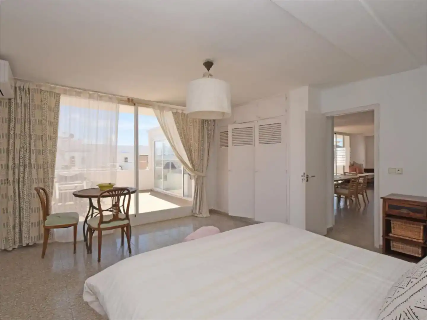 Schlafzimmer von Dachboden zur Miete in Santa Eulària des Riu mit Klimaanlage und Balkon