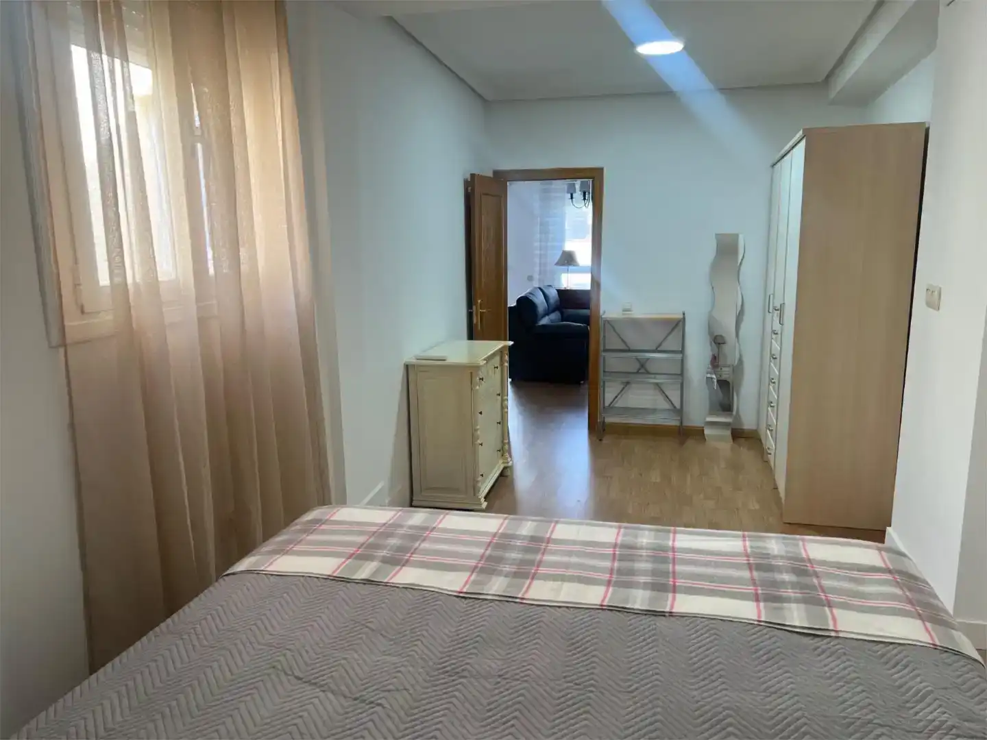 Schlafzimmer von Dachboden zur Miete in Talavera de la Reina mit Klimaanlage, Privatgarten und Parkett