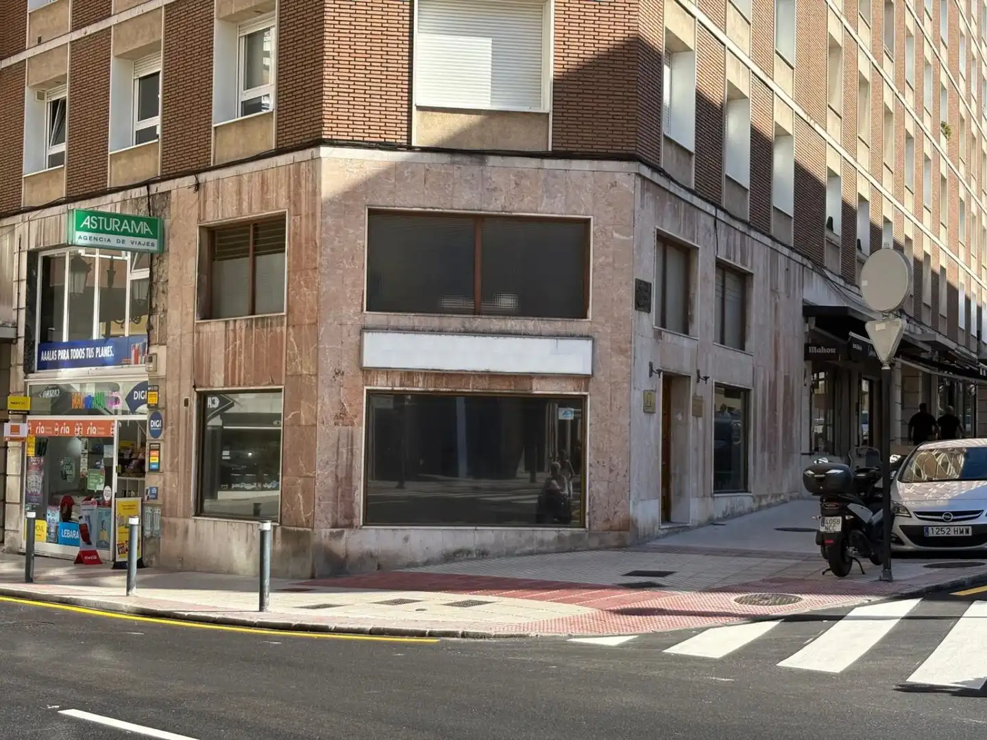 Vista exterior de Local de alquiler en Oviedo 