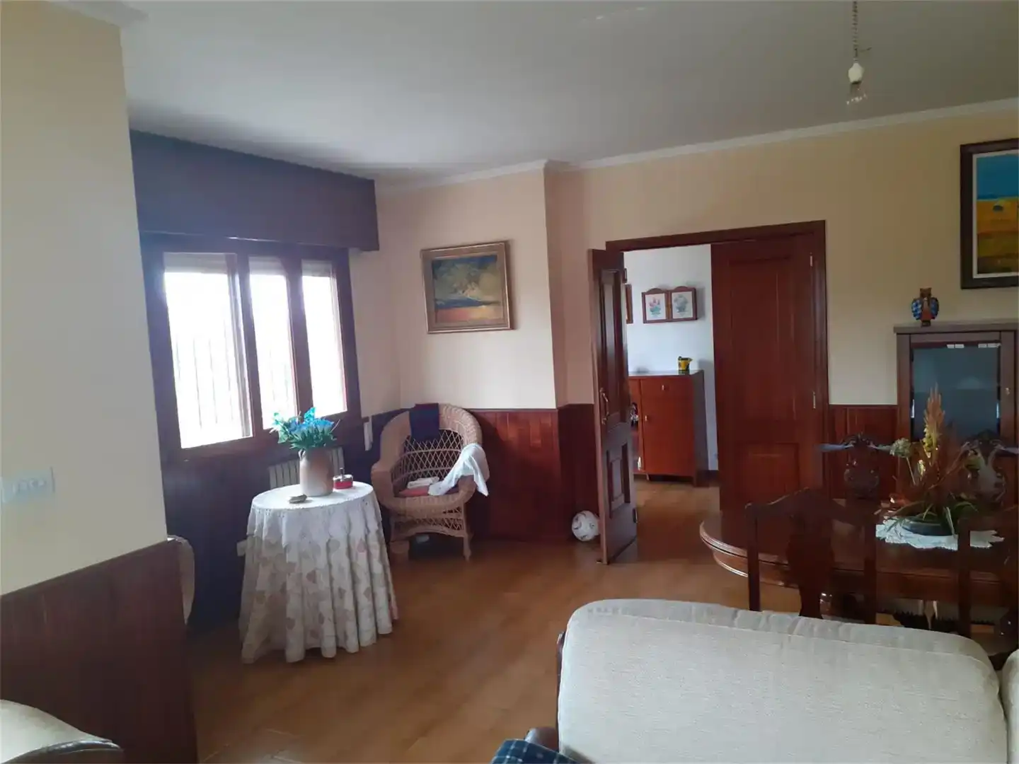 Sala d'estar de Casa o xalet en venda en Cesuras amb Jardí privat, Traster i Moblat
