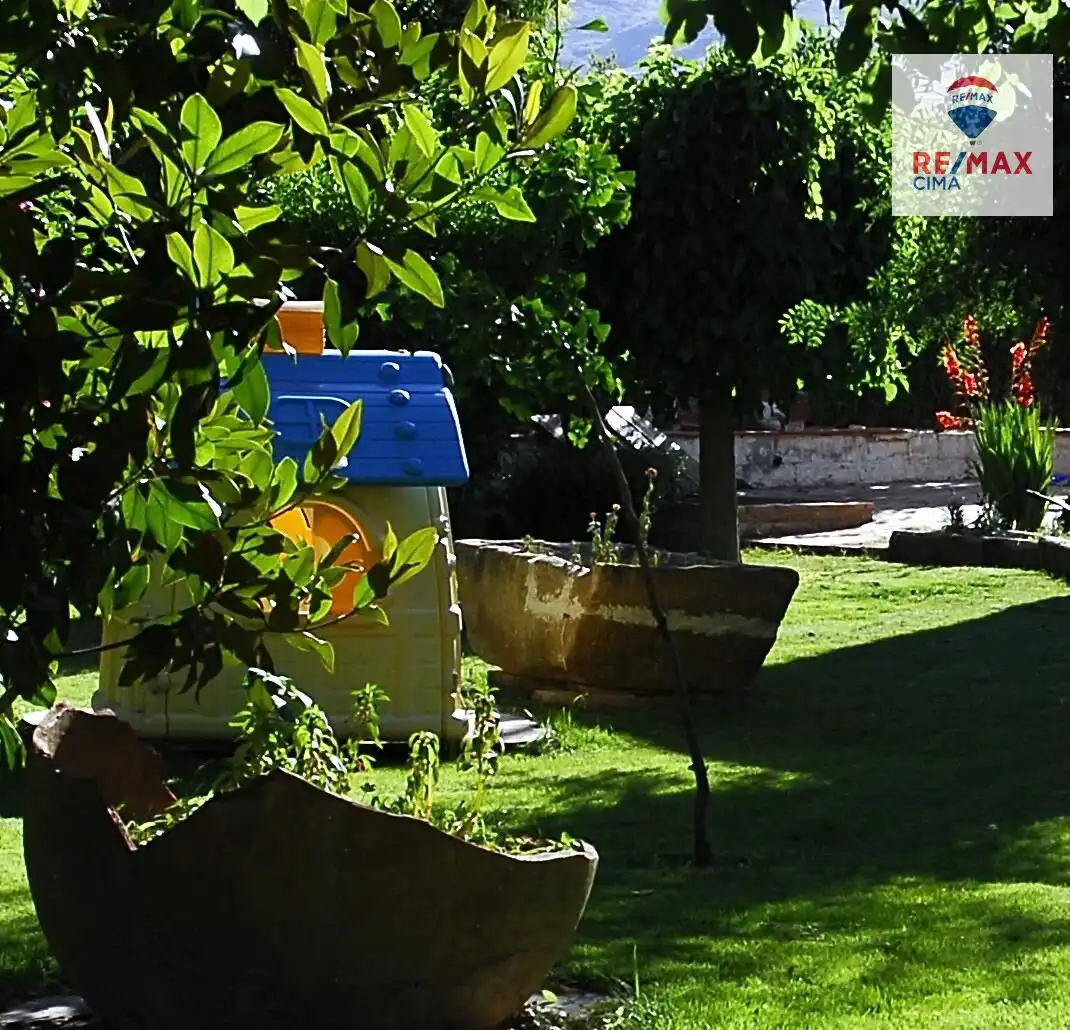 Jardí de Casa o xalet en venda en Baza amb Aire condicionat, Calefacció i Jardí privat