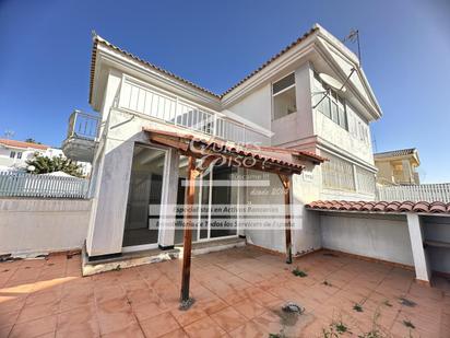 Vista exterior de Casa o xalet en venda en San Bartolomé de Tirajana amb Terrassa i Piscina comunitària