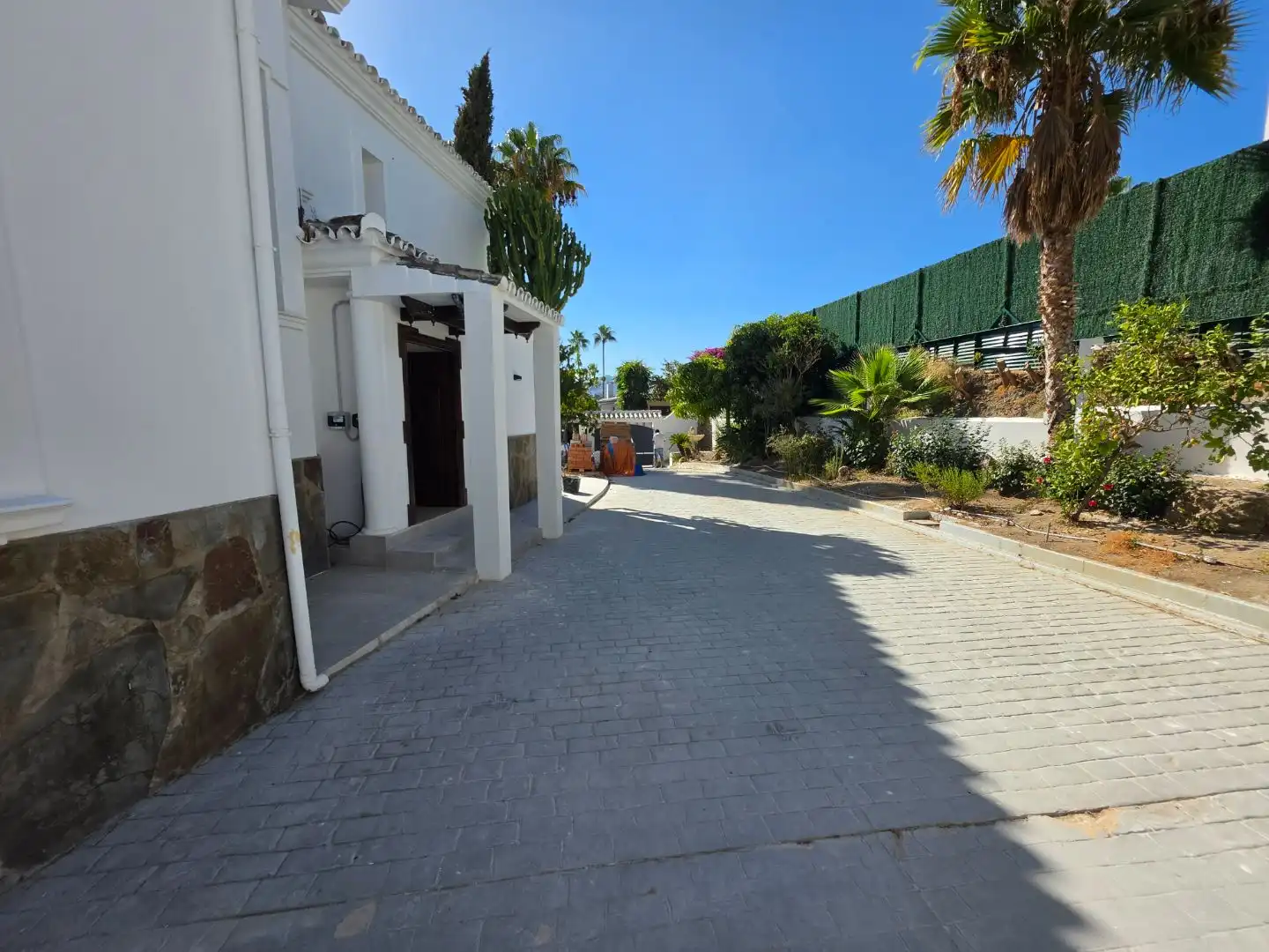 Vista exterior de Casa o xalet de lloguer en Marbella amb Jardí privat, Terrassa i Piscina
