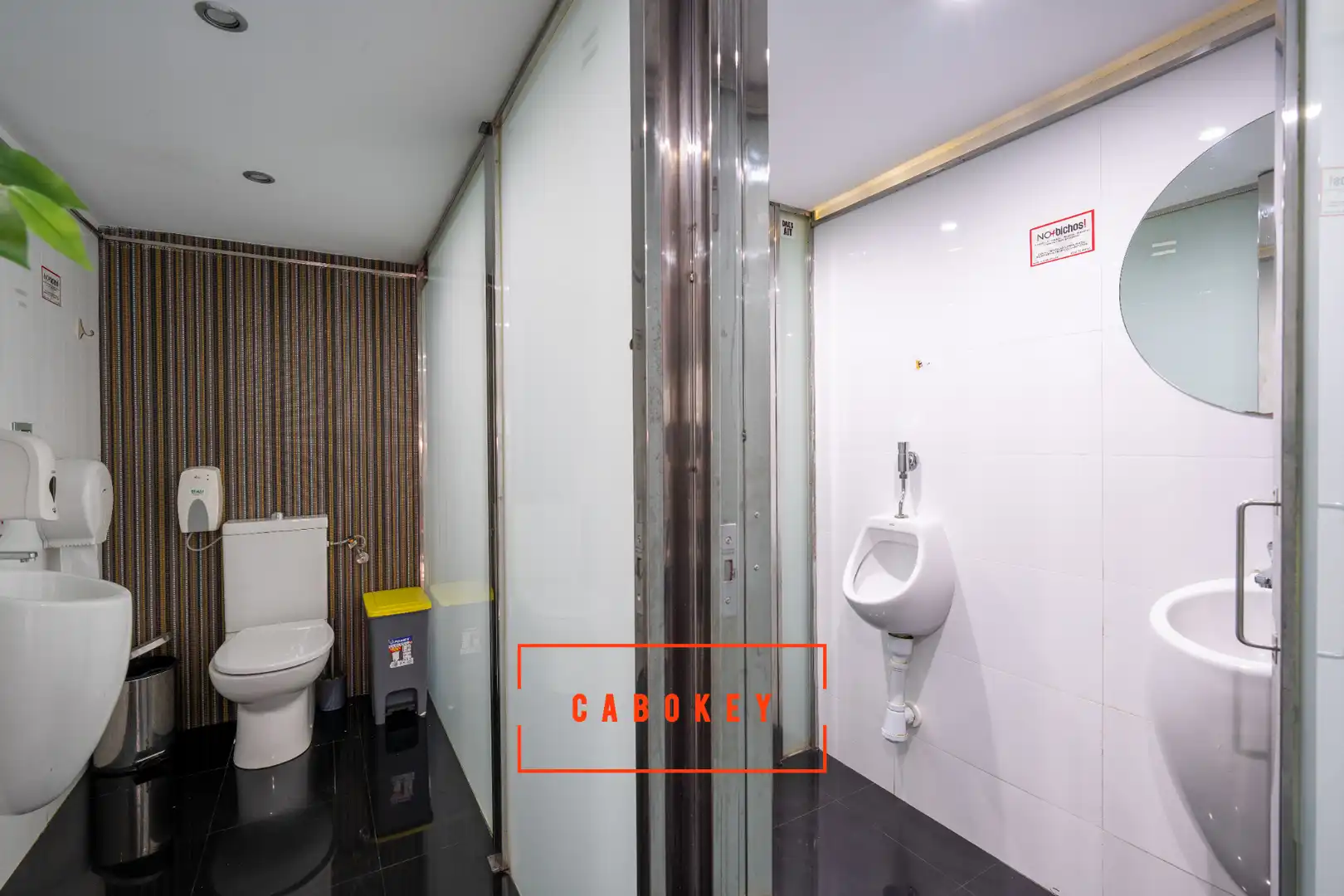 Baño de Local en traspaso en Almería con Aire acondicionado, Calefacción y Amueblado