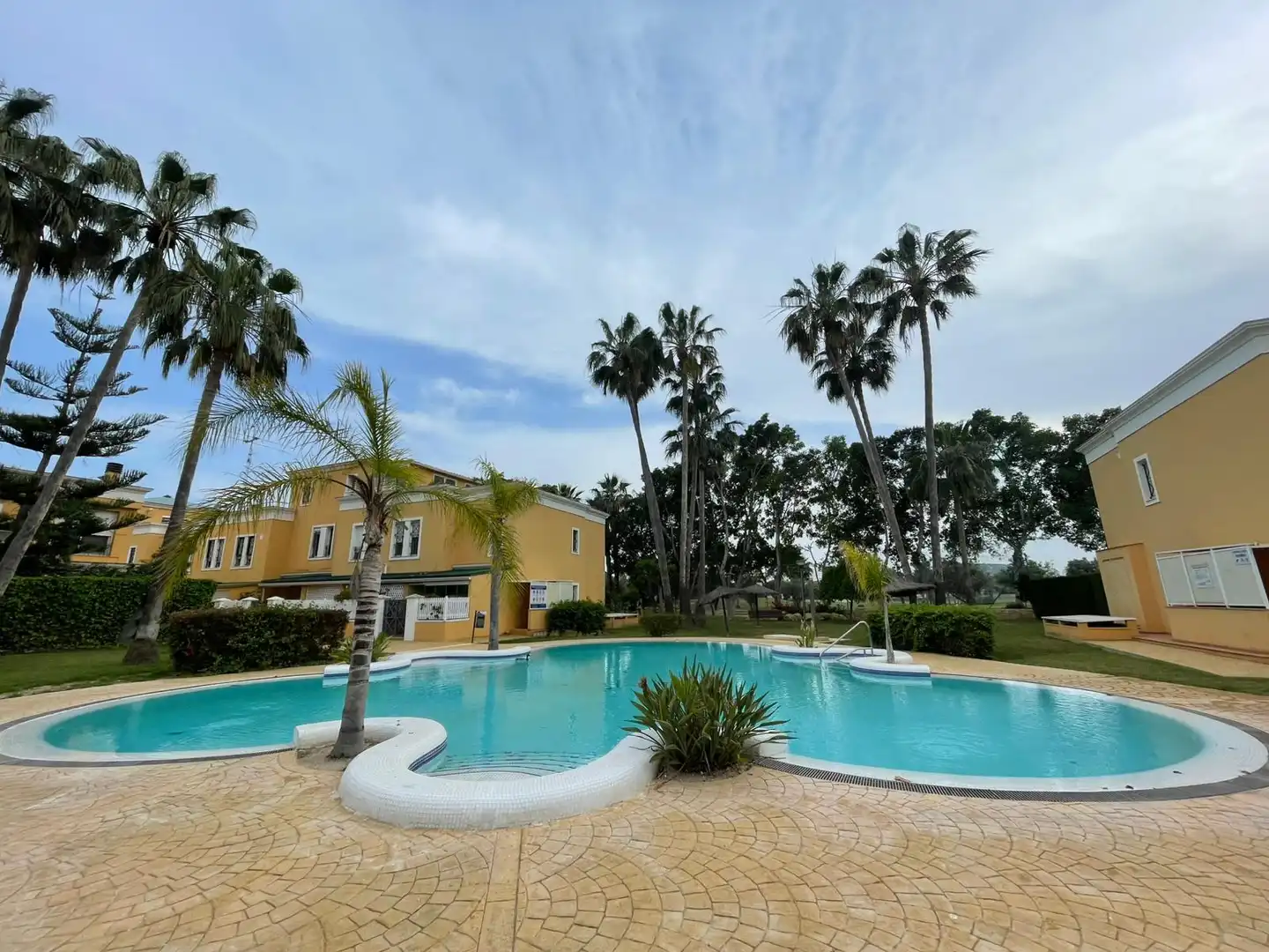 Piscina de Casa adosada en venda en Alicante / Alacant amb Aire condicionat, Calefacció i Jardí privat