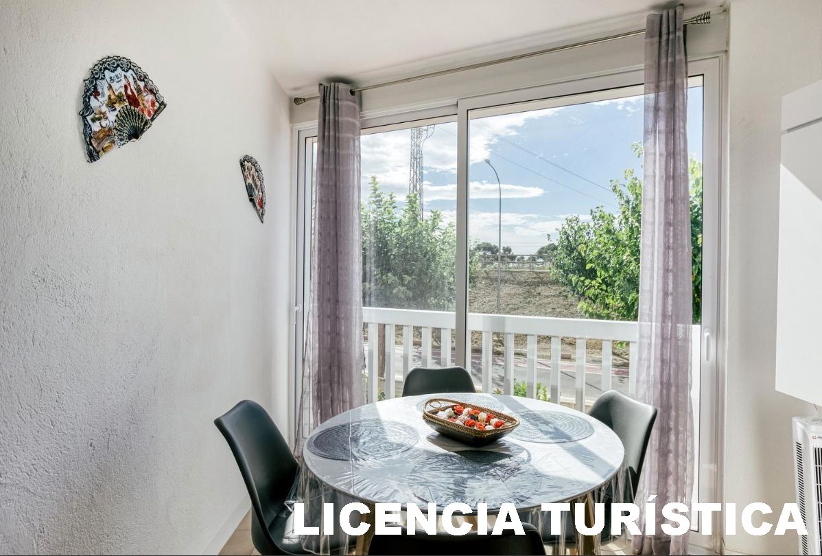 Vista exterior de Apartament en venda en Empuriabrava amb Moblat, Microones i Balcó