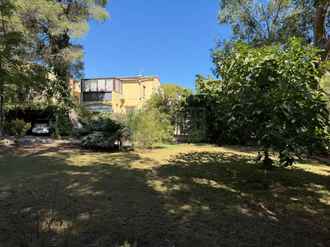 Casa amb jardí en venda a Calle Suïssa