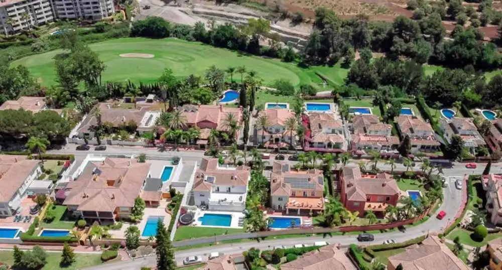 Vista exterior de Casa adosada de lloguer en Marbella amb Aire condicionat, Jardí privat i Terrassa