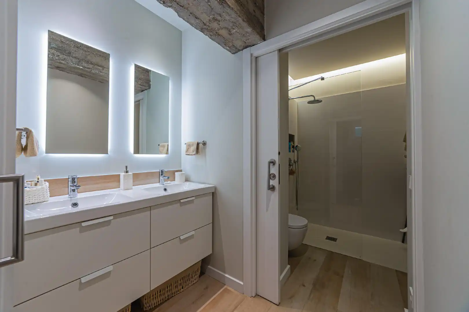 Badezimmer von Wohnung zum Verkauf in Barcelona mit Klimaanlage, Heizung und Parkett