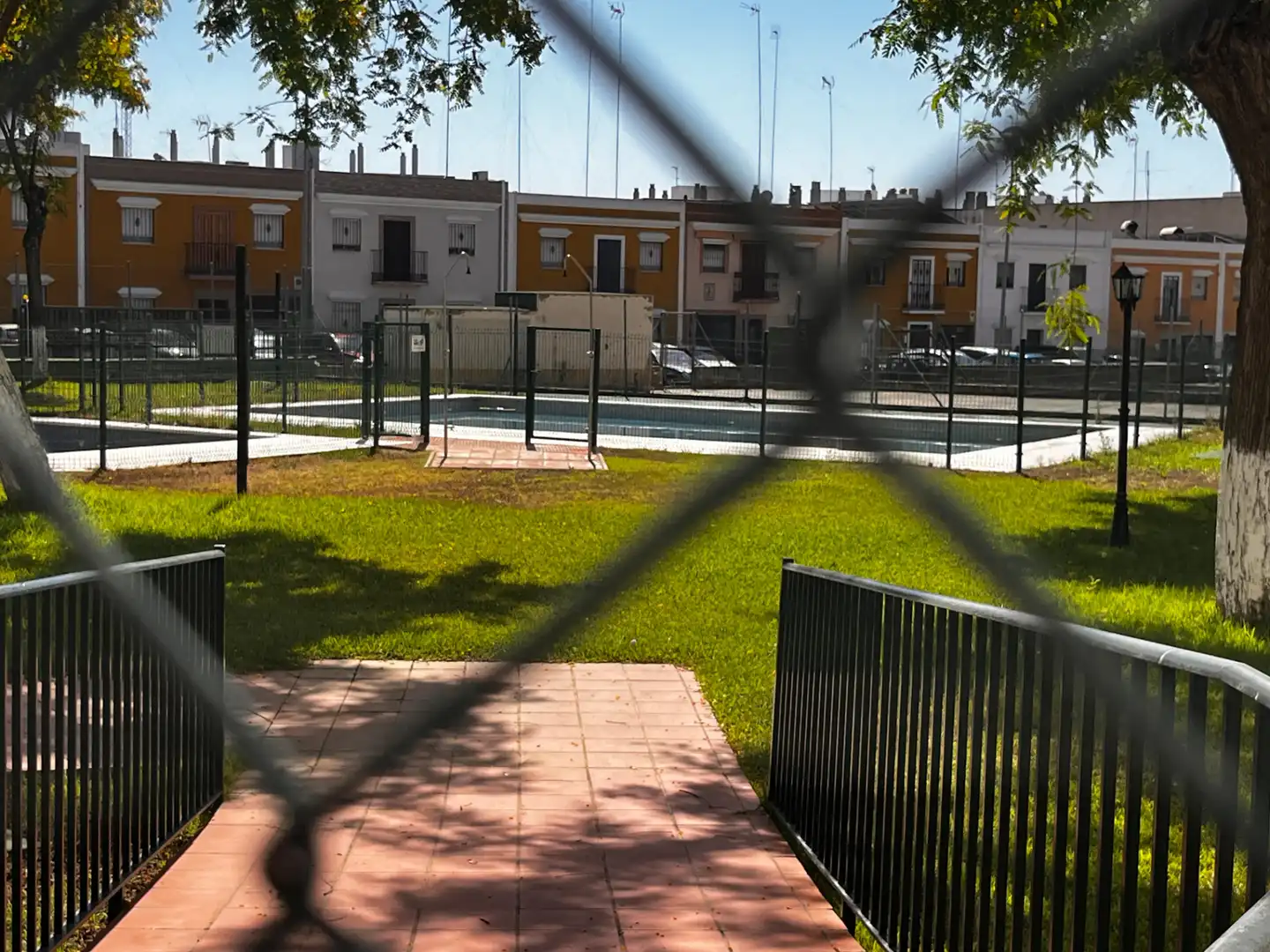 Vista exterior de Pis de lloguer en Dos Hermanas amb Aire condicionat, Piscina i Moblat