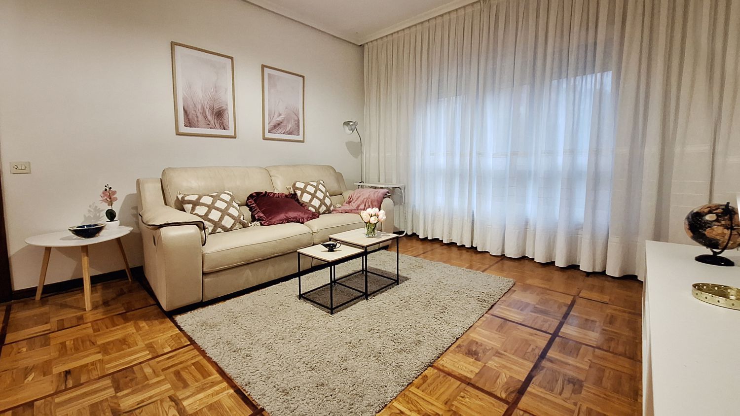 Living room of Flat to rent in Oviedo   with Heating, Parquet flooring and Furnished