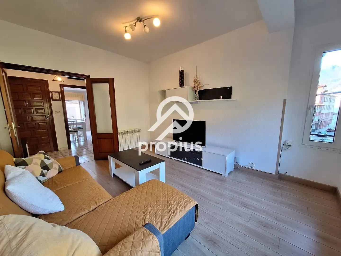 Sala de estar de Piso en venta en Cangas de Onís con Calefacción, Parquet y Trastero