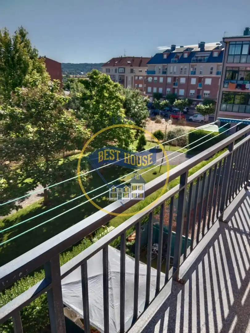 Vista exterior de Apartamento en venta en Villaquilambre con Calefacción, Terraza y Trastero