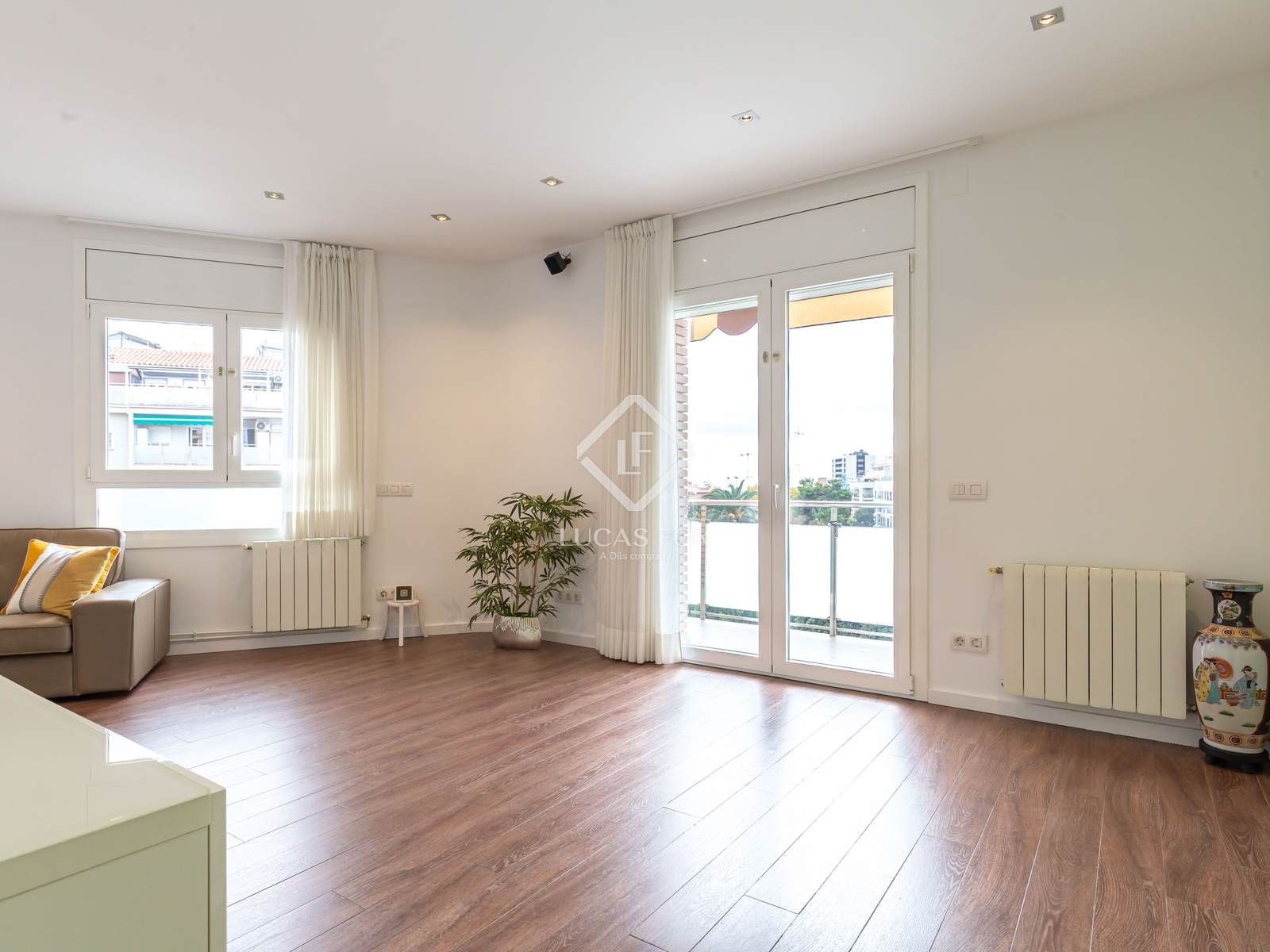 Sala d'estar de Pis en venda en Esplugues de Llobregat amb Aire condicionat, Terrassa i Moblat