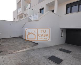 Vista exterior de Casa adosada en venda en Cáceres Capital amb Terrassa i Balcó