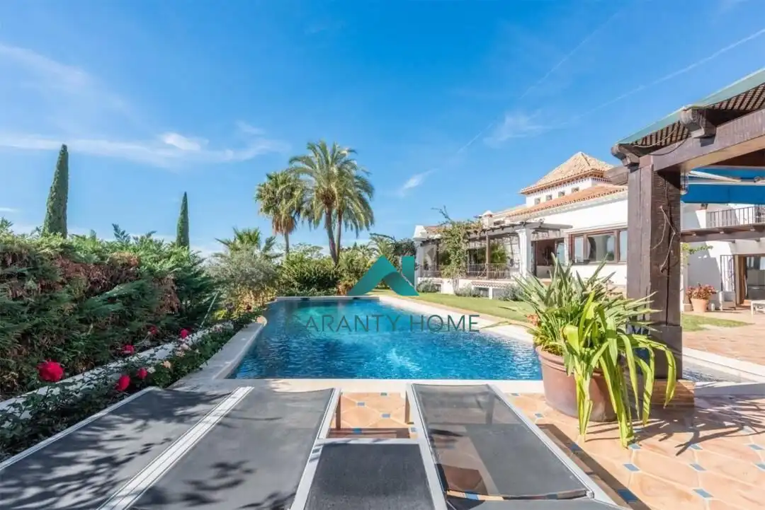 Vista exterior de Casa o xalet en venda en Marbella amb Aire condicionat, Calefacció i Jardí privat