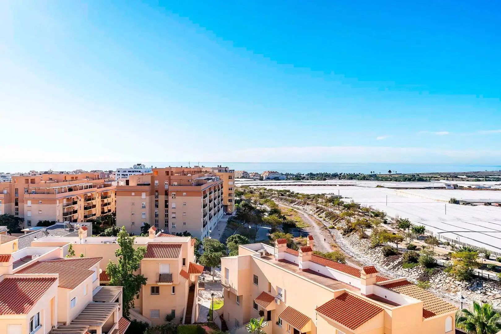 Vista exterior de Àtic en venda en Roquetas de Mar amb Aire condicionat, Parquet i Terrassa