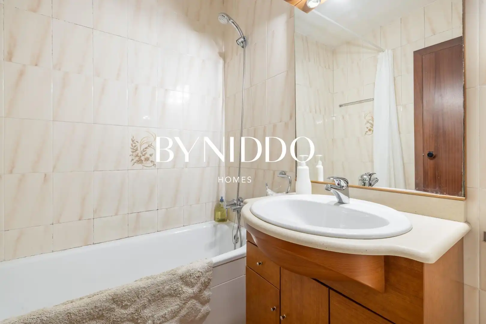 Baño de Casa adosada en venta en Sant Cugat del Vallès con Aire acondicionado, Calefacción y Jardín privado
