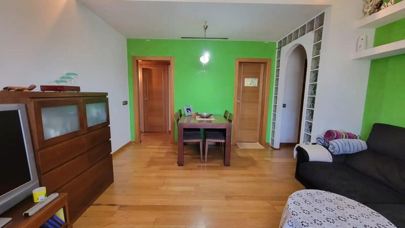 Sala d'estar de Pis en venda en L'Hospitalet de Llobregat amb Aire condicionat, Calefacció i Parquet