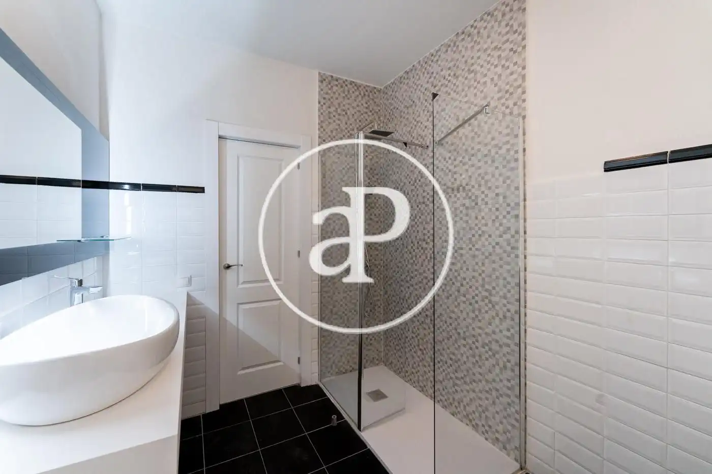 Bathroom of Flat for rent in Madrid  with Air Conditioner, Heating and Balcony