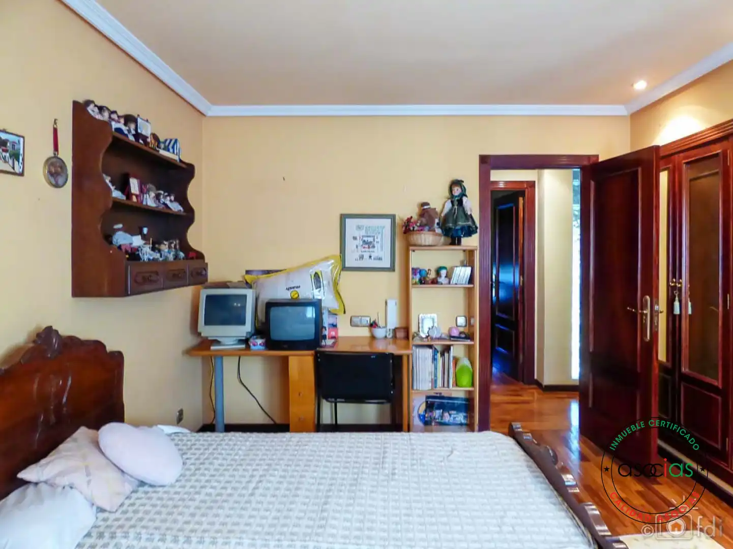 Dormitori de Casa o xalet en venda en Oviedo  amb Calefacció, Jardí privat i Parquet