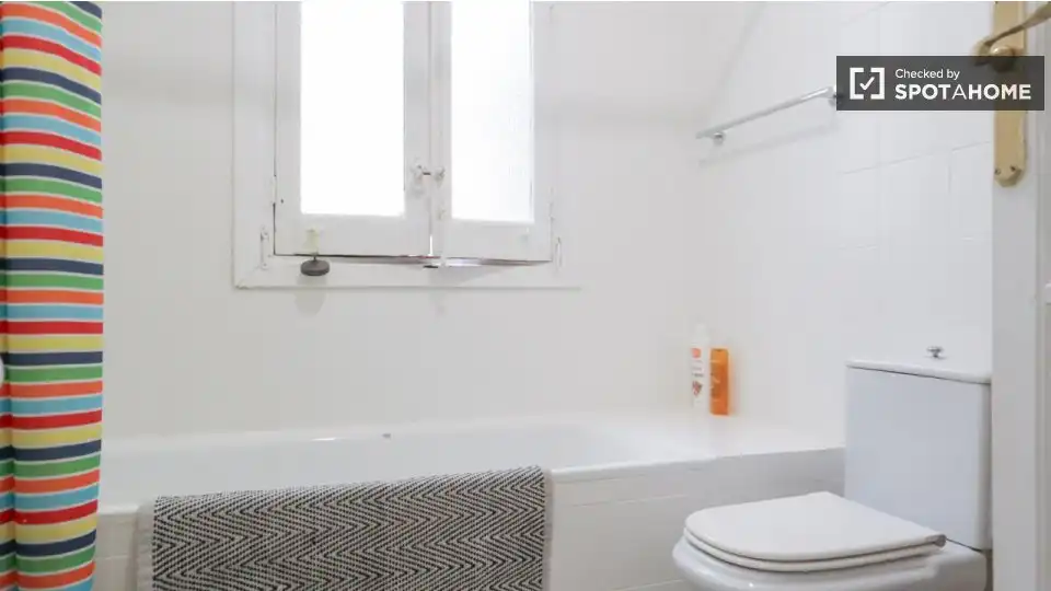Baño de Piso de alquiler en Madrid con Aire acondicionado, Calefacción y Amueblado