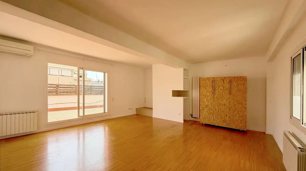Wohnzimmer von Wohnung zum Verkauf in Barcelona mit Klimaanlage, Heizung und Terrasse