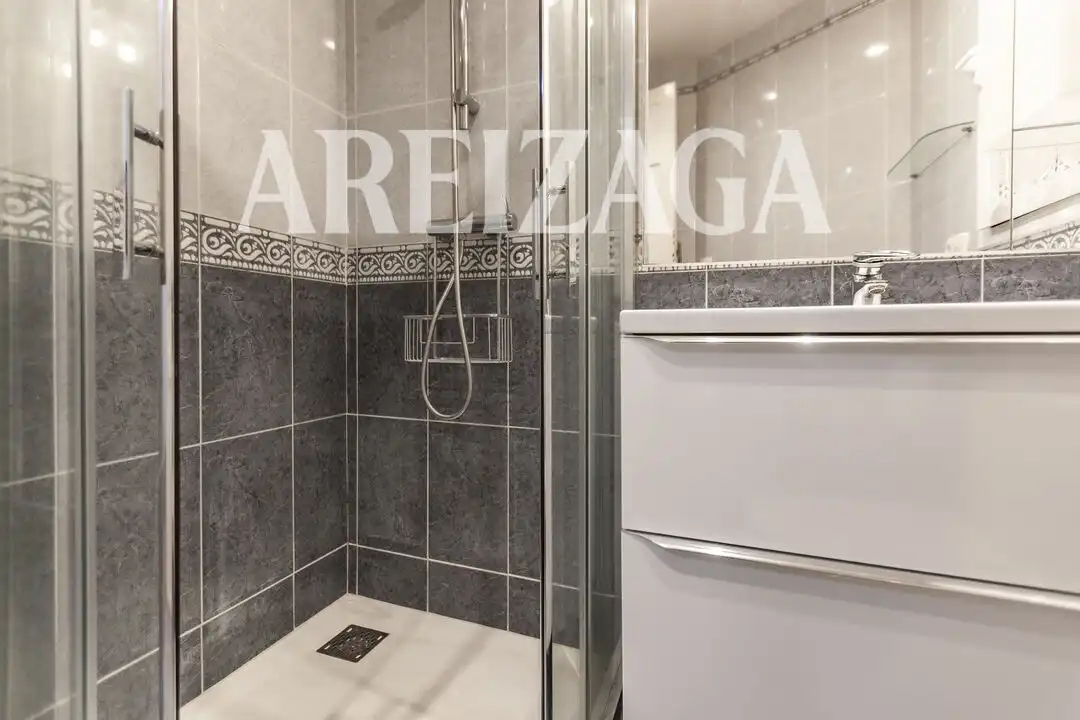 Baño de Piso en venta en Donostia - San Sebastián  con Calefacción y Balcón