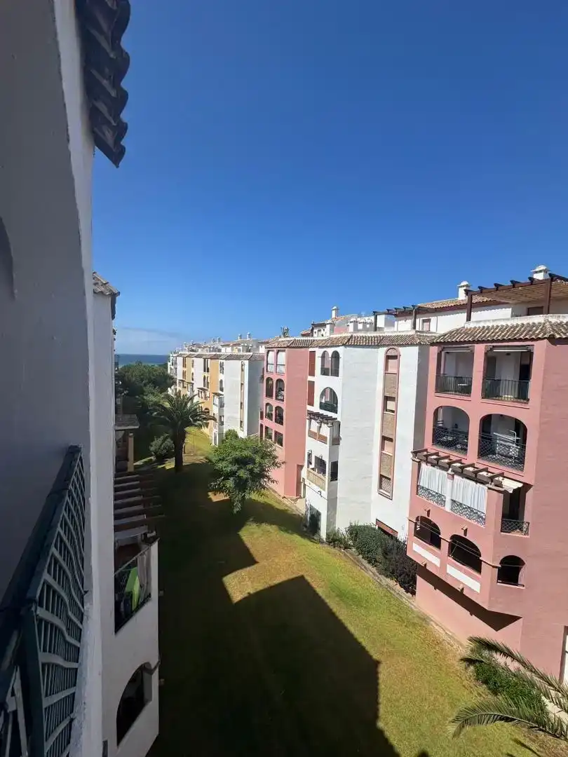 Vista exterior de Àtic en venda en Zahara de los Atunes amb Aire condicionat, Jardí privat i Traster