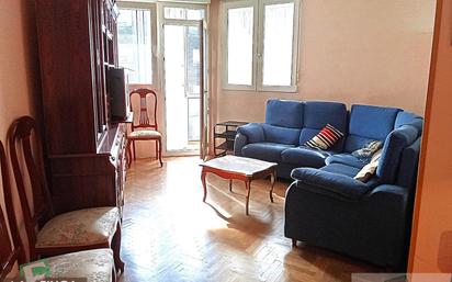 Sala d'estar de Pis en venda en Oviedo  amb Calefacció, Parquet i Terrassa