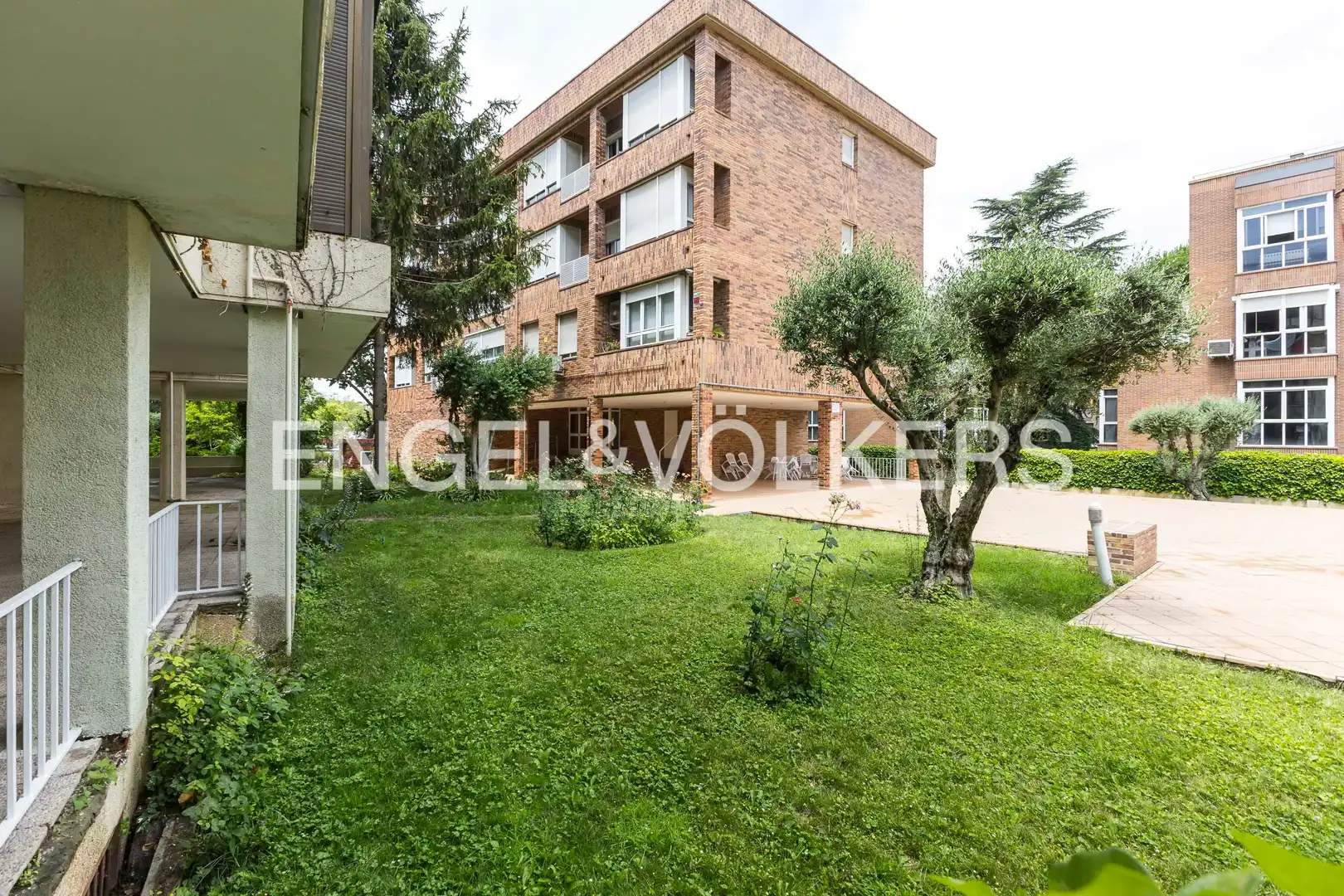 Vista exterior de Àtic en venda en Madrid amb Aire condicionat, Calefacció i Jardí privat