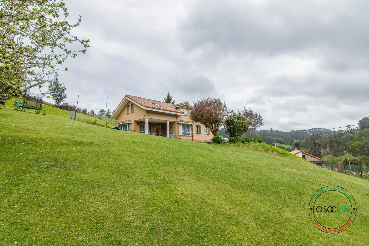 Vista exterior de Casa o xalet en venda en Soto del Barco amb Calefacció, Jardí privat i Terrassa